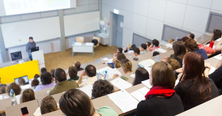 Toujours plus de jeunes adultes font des études supérieures, surtout des femmes - rts.ch