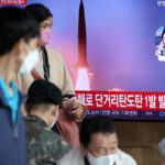 Un missile balistique nord-coréen survole le Japon, qui demande à des habitants d'évacuer