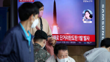 Un missile balistique nord-coréen survole le Japon, qui demande à des habitants d'évacuer