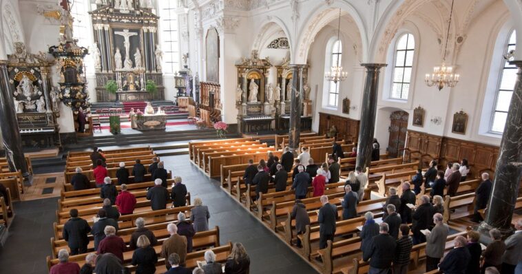Un nombre record de fidèles ont quitté l'Eglise catholique en 2021 - rts.ch