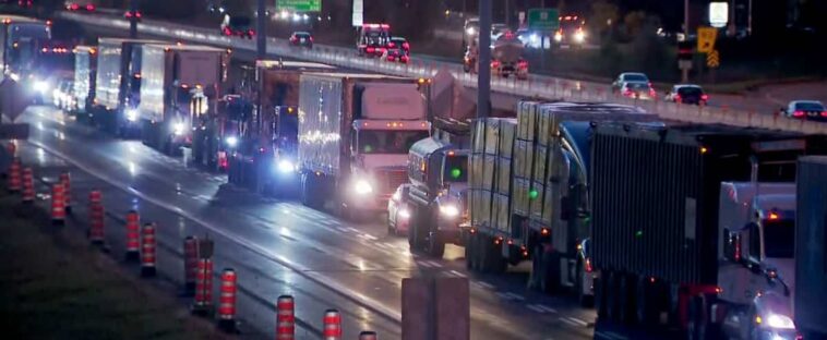 Un véhicule en feu sur l'autoroute 20 tout près du tunnel