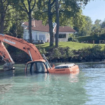 Une pelle mécanique enlisée dans le lac Léman