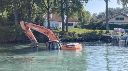 Une pelle mécanique enlisée dans le lac Léman