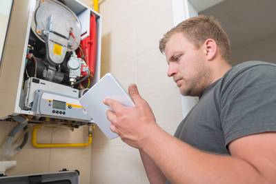 Voici comment entretenir votre chaudière, pompe à chaleur, système de ventilation et vos panneaux solaires