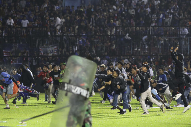 au moins 127 personnes sont mortes à la suite de bagarres et de mouvements de foule dans un stade de football