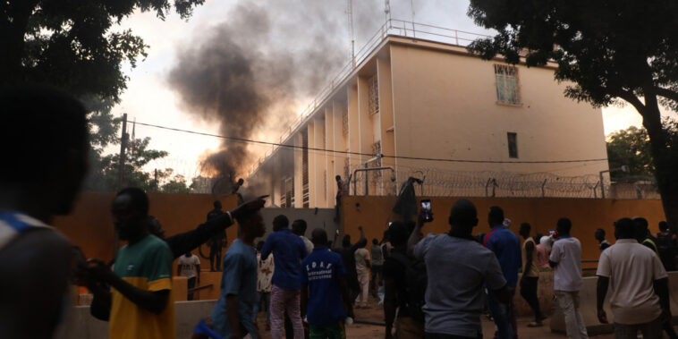 des gaz lacrymogènes tirés devant l'ambassade de France