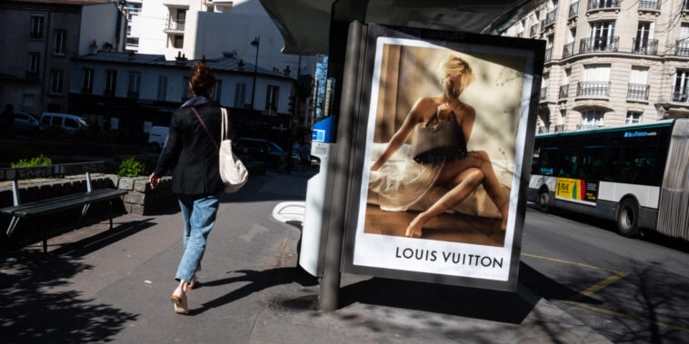 deux décrets sur la publicité lumineuse et le chauffage des magasins