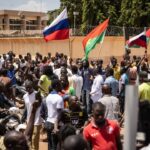 l'ambassade de France prise pour cible par des manifestants