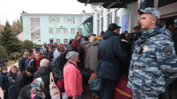les autorités prorusses appellent les civils à quitter Kherson "immédiatement"
