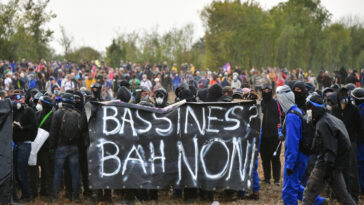 manifestation contre les mégabassines dans les Deux-Sèvres