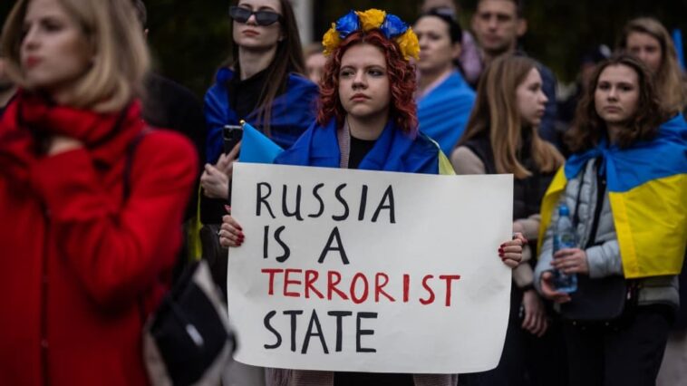 un référendum fictif sur l'"annexion" de l'ambassade de Russie