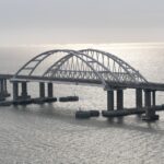 une voiture piégée incendie le pont de Crimée, le trafic interrompu