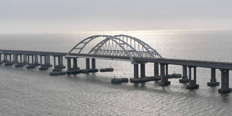 une voiture piégée incendie le pont de Crimée, le trafic interrompu