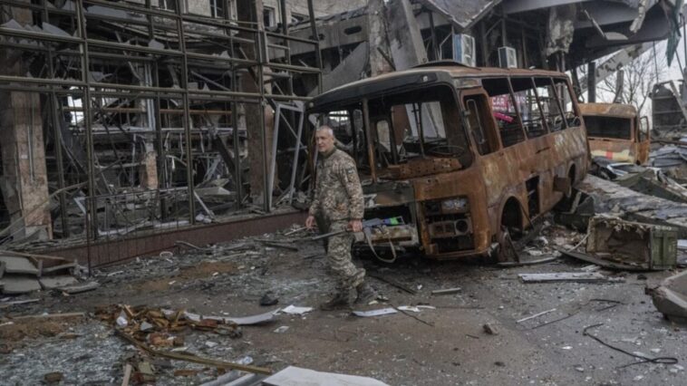 15 morts dans un bombardement russe sur Kherson dans le sud de l'Ukraine