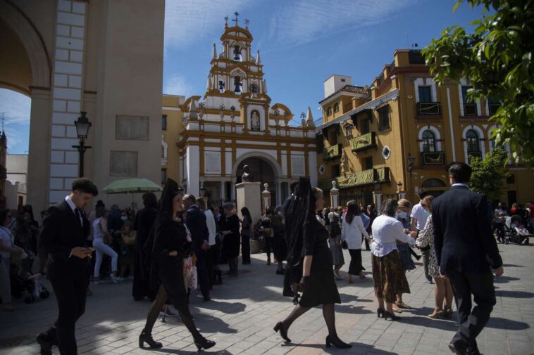 A Séville, les restes du général franquiste Queipo de Llano sortent de la basilique de la Macarena