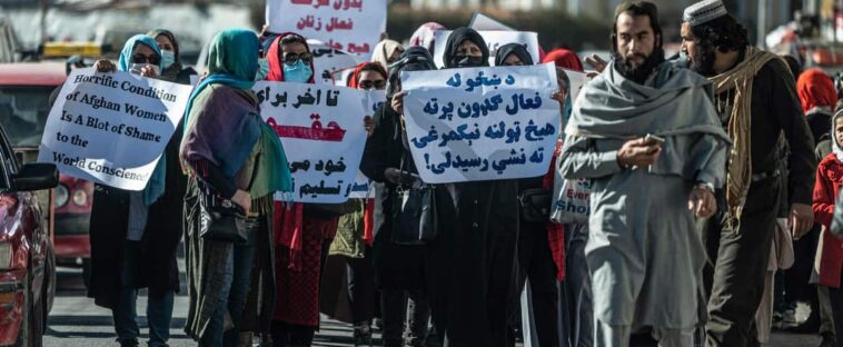 Afghanistan: une quinzaine de femmes manifestent à Kaboul, décidées à ne pas «capituler»