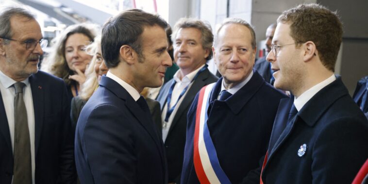 Comment Emmanuel Macron tente-t-il de séduire les maires de France ?