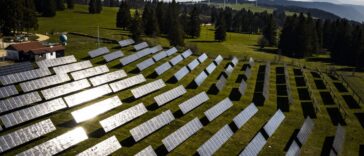Des citoyens s'opposent à la loi urgente en faveur du photovoltaïque - rts.ch