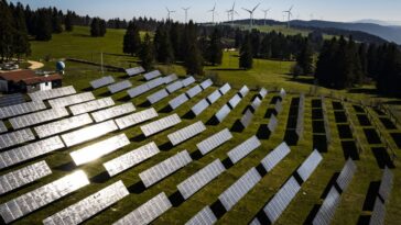 Des citoyens s'opposent à la loi urgente en faveur du photovoltaïque - rts.ch