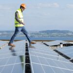 Des enchères seront organisées pour les grandes installations photovoltaïques dès 2023 - rts.ch