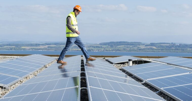 Des enchères seront organisées pour les grandes installations photovoltaïques dès 2023 - rts.ch