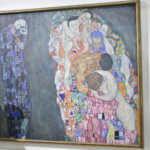 Des militants écologistes aspergent de liquide noir un chef-d'œuvre de Klimt