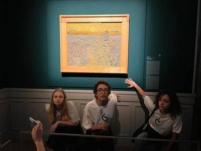 Des militants écologistes jettent de la soupe sur un tableau de Van Gogh à Rome