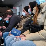 Des réfugiés ukrainiens dorment sur les bancs de la gare de Bruxelles-Midi