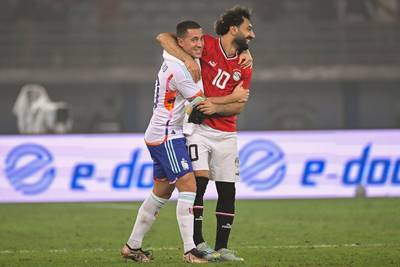 Des retrouvailles heureuses: Eden Hazard dans les bras de Mo Salah après la défaite contre l'Égypte
