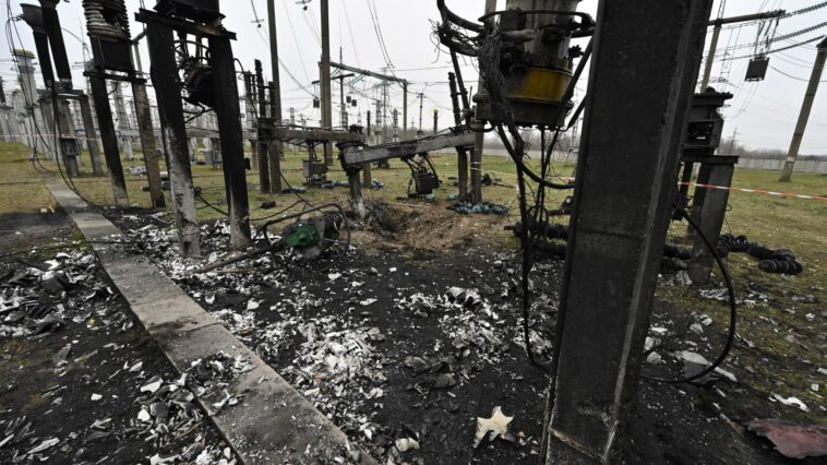 EN DIRECT - Guerre en Ukraine: "près de la moitié" du système énergétique endommagée, selon Kiev