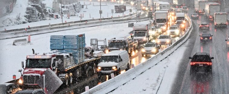 [EN IMAGES] Première neige à Montréal: le réseau routier échoue le test