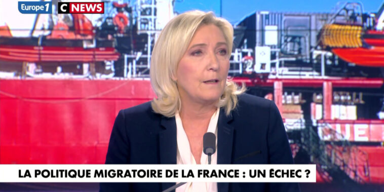 «Emmanuel Macron va l'avoir son Lampedusa», fustige Marine Le Pen