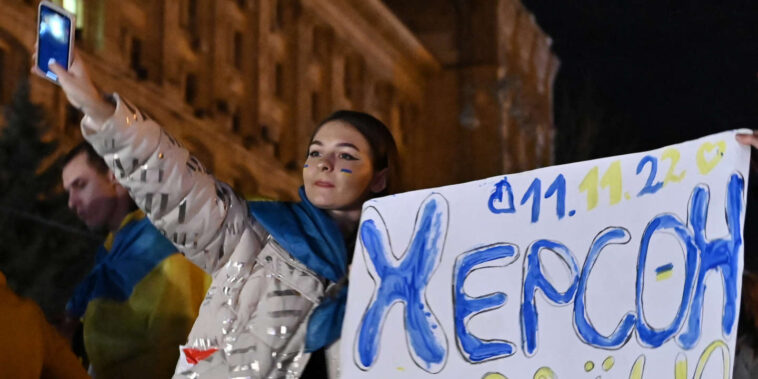 Guerre en Ukraine, en direct : Emmanuel Macron « salue le retour de Kherson à l’Ukraine ; « aujourd’hui est un jour historique », se félicite Volodymyr Zelensky