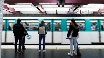 Jeudi noir dans les transports parisiens en raison d'une grève, le métro quasiment à l'arrêt