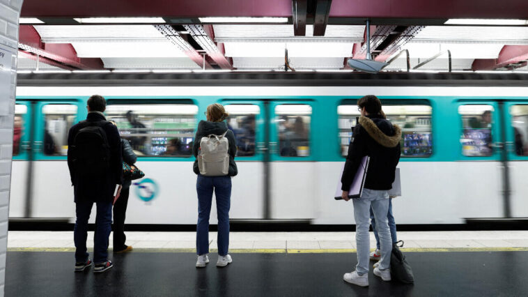 Jeudi noir dans les transports parisiens en raison d'une grève, le métro quasiment à l'arrêt