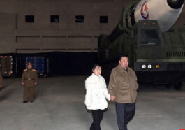 Kim Jong-un supervise le lancement d'un missile avec sa fille