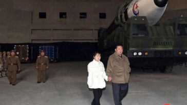 Kim Jong-un supervise le lancement d'un missile avec sa fille