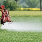 La Suisse continue d'exporter des pesticides interdits, dénonce l'ONG Public Eye - rts.ch