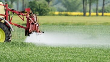 La Suisse continue d'exporter des pesticides interdits, dénonce l'ONG Public Eye - rts.ch