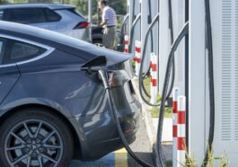 La foi en la voiture électrique faiblit légèrement en Suisse - rts.ch