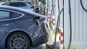 La foi en la voiture électrique faiblit légèrement en Suisse - rts.ch