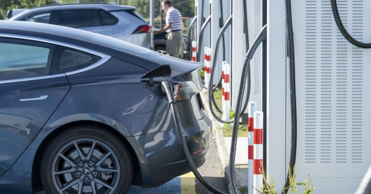 La foi en la voiture électrique faiblit légèrement en Suisse - rts.ch