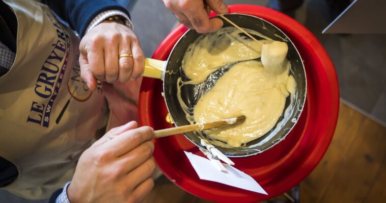 La fondue qui crée la mauvaise humeur des commerçants fribourgeois - rts.ch