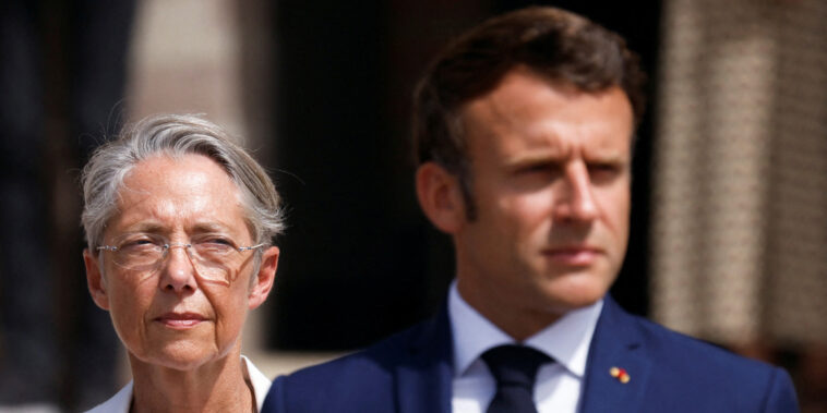 La popularité d'Emmanuel Macron stable, Élisabeth Borne en baisse, selon un sondage