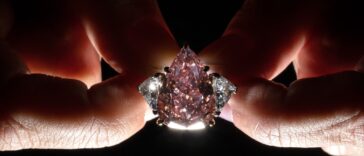 Le diamant rose géant "Fortune Pink" adjugé plus de 28,6 millions d'euros en Suisse