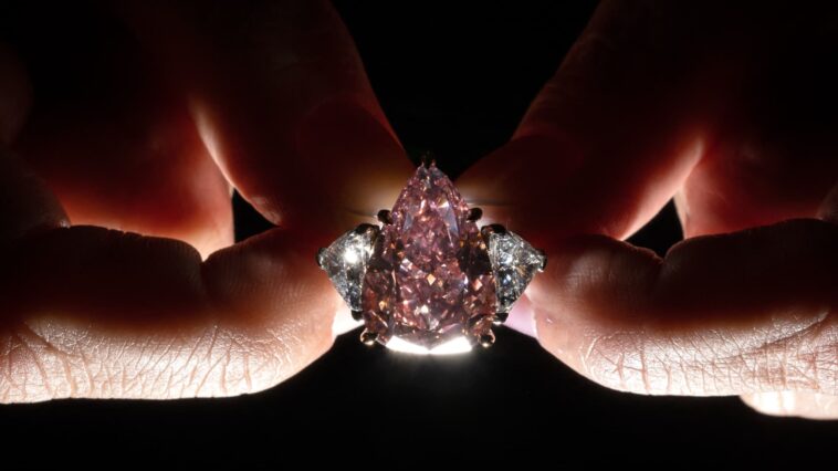 Le diamant rose géant "Fortune Pink" adjugé plus de 28,6 millions d'euros en Suisse