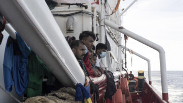 Le navire Ocean Viking débarque 230 migrants en France, une première sous tension