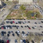 Le parking de la place d’Armes se mue en champ de bataille