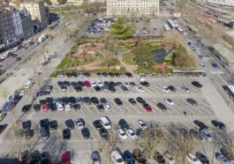 Le parking de la place d’Armes se mue en champ de bataille