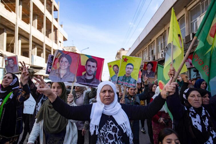 Les Kurdes syriens manifestent contre les frappes aériennes de la Turquie
